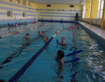 Kooliõpilased õpivad ujuma