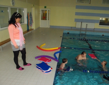 Kooliõpilased õpivad ujuma
